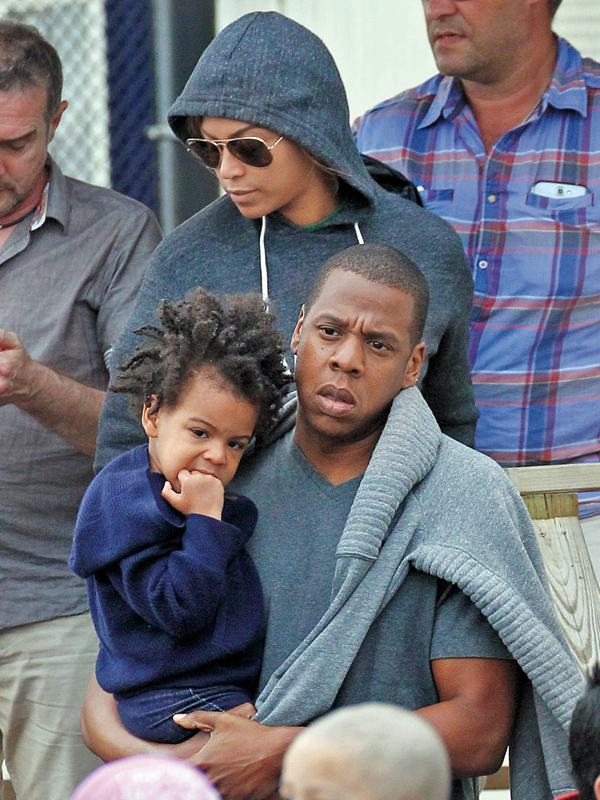 EXCLUSIVE_Jay Z and Beyonce land in New York with Blue Ivy.