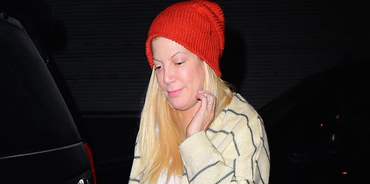 Tori Spelling Buys Tabloid Magazines as she Lands in NYC