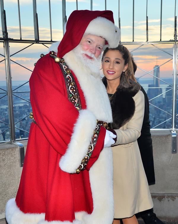 Ariana Grande Visits The Empire State Building In Honor Of Macy&#8217;s Thanksgiving Parade