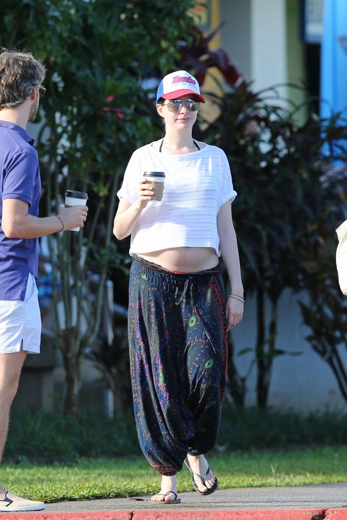 Very Pregnant Anne Hathaway Looks Incredible On The Beach In A Tiny Bikini