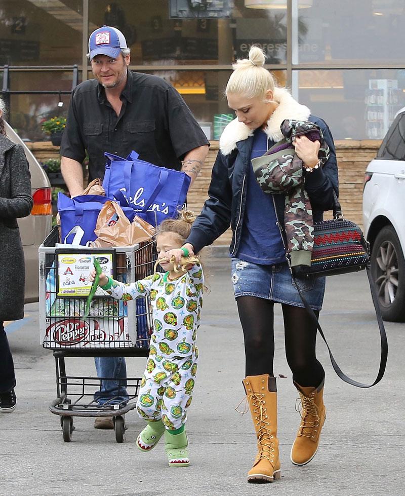 Gwen Stefani Blake Shelton Grocery Store Son Apollo 08