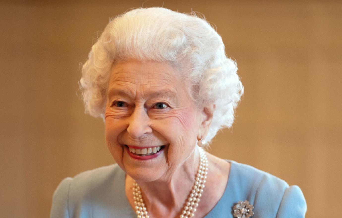 queen elizabeth ii solves mobility problems buys luxury golf cart