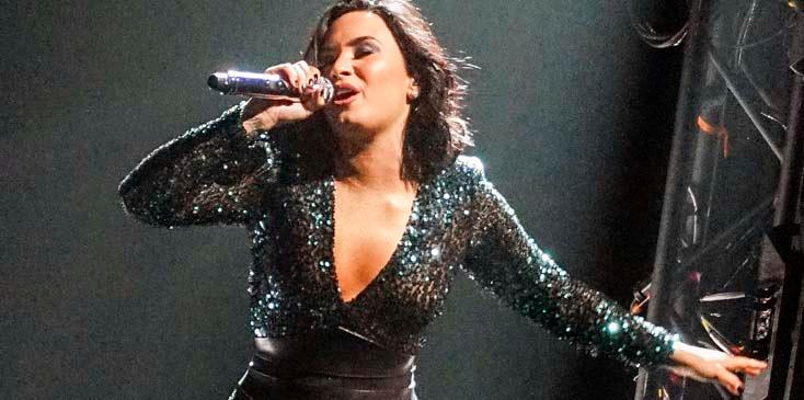 *CURVY* Demi Lovato shows off her best ASSets during &#8216;Future Now&#8217; Tour Stop in Canada