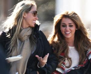 2010__12__miley_cyrus_dec15_04a 300×244.jpg