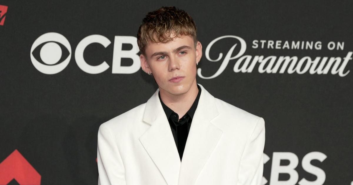 Image of The Kid Laroi and Tate McRae both wore white to the 2025 MTV VMAs amid their rumored split.