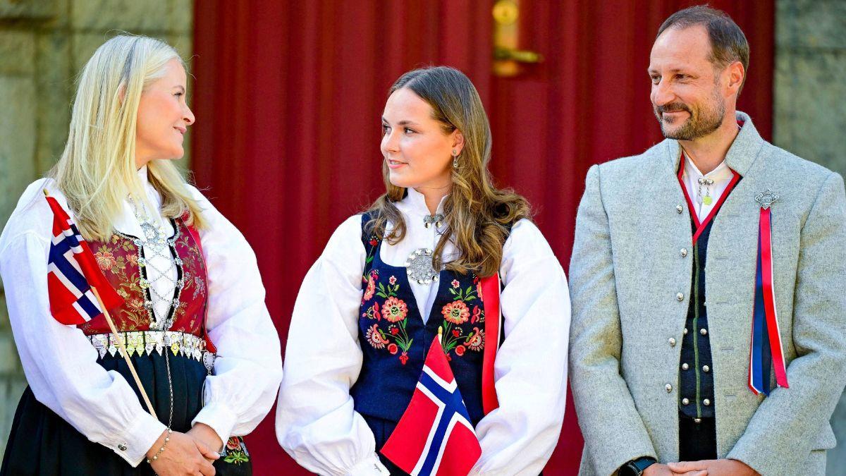image of Mette-Marit and royal family 