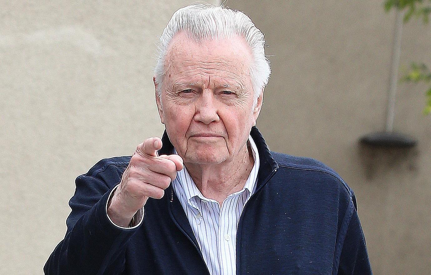 angelina jolie never forgiven dad jon voight breaking moms heart