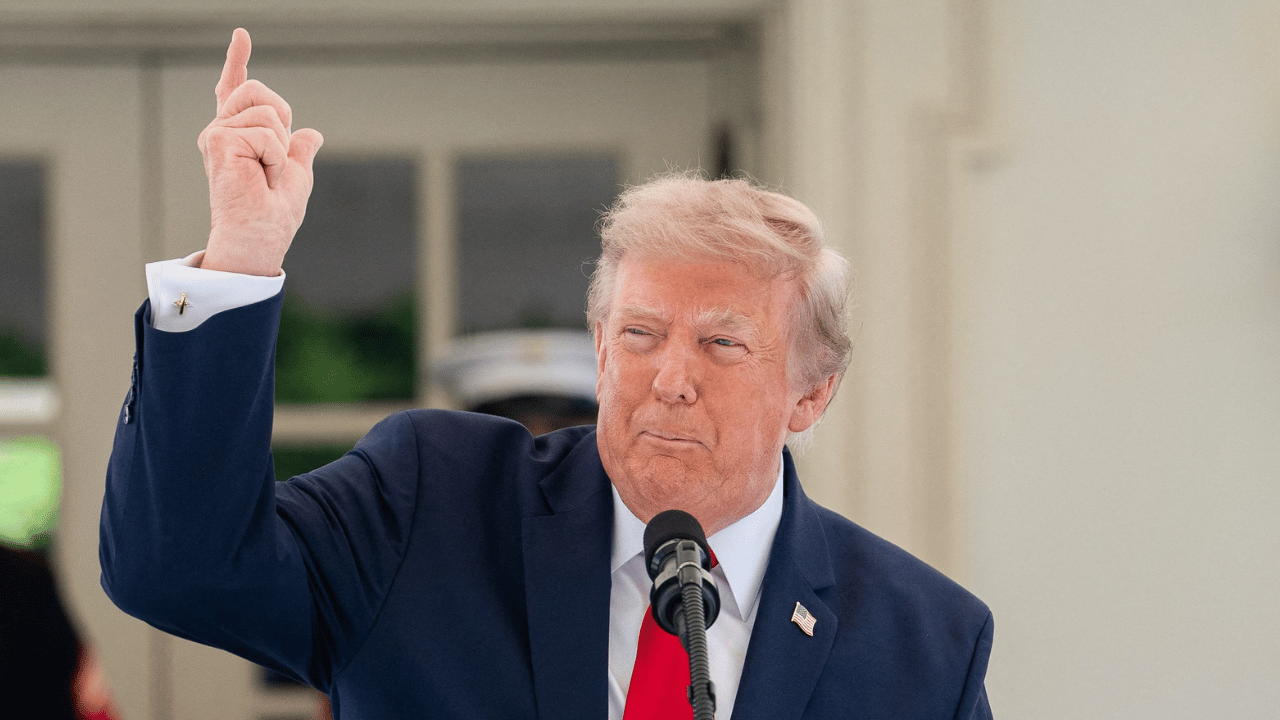 photo of A White House staffer insisted 'everybody's profiting because the stock market's going up.'