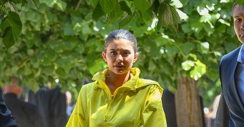 Kylie jenner fans calling her out long toes main