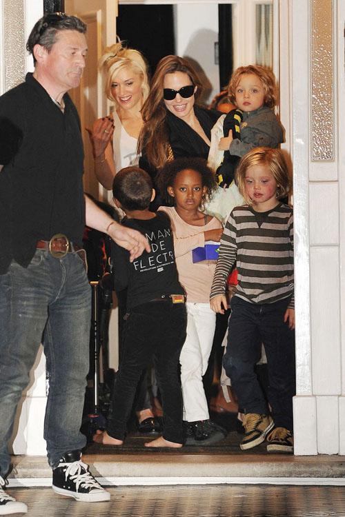 2011__09__Angelina Jolie Gwen stefani sept27 05_ _1.jpg