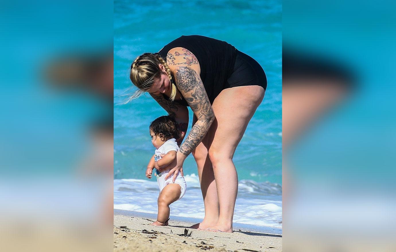 *EXCLUSIVE* Kailyn Lowry hits the beach with Baby Lux in Miami