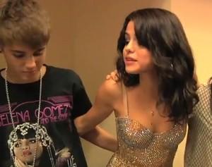 2011__08__Justin Bieber Selena Gomez Aug1newsbt 300×237.jpg