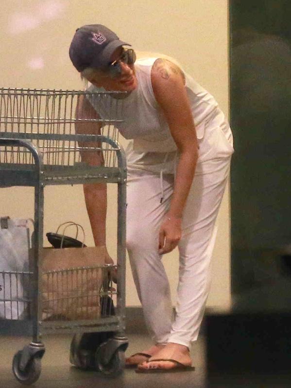 Exclusive… Lady Gaga And Christian Carino Haul Groceries To Their Condo ***NO USE W/O PRIOR AGREEMENT – CALL FOR PRICING***