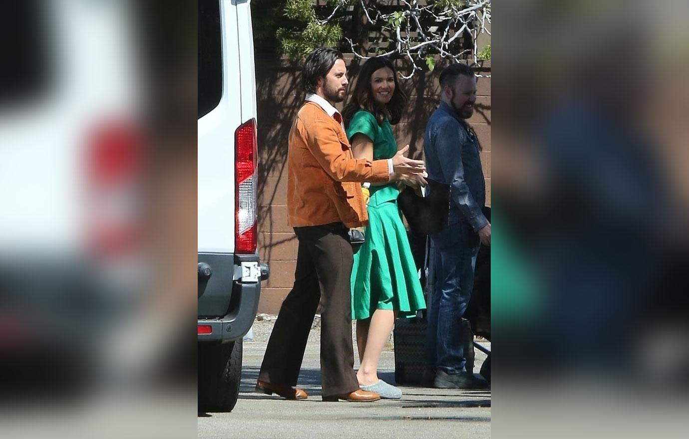 This Is Us Season Two Mandy Moore Milo Ventimiglia Filming Pics 05