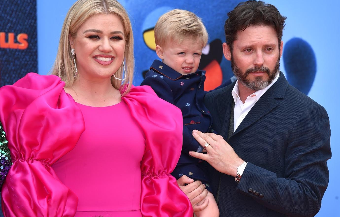 Kelly Clarkson with son and child on the red carpet