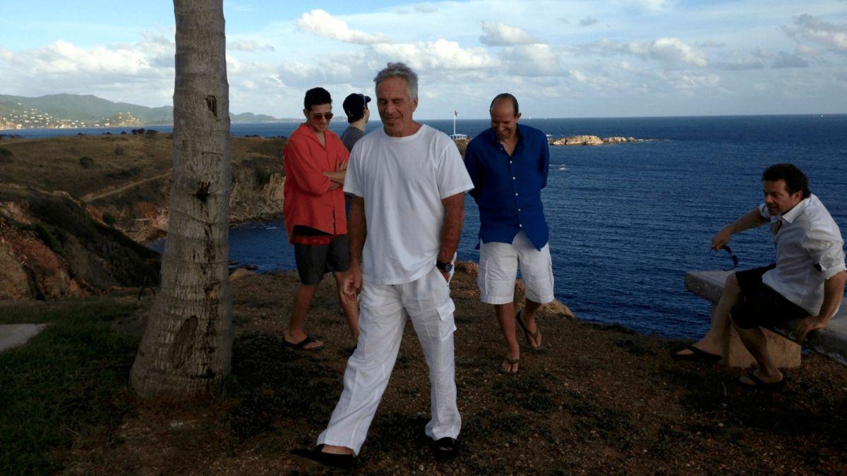 Photo of Howard Lutnick was pictured with Jeffrey Epstein and other men in a newly uncovered photo.