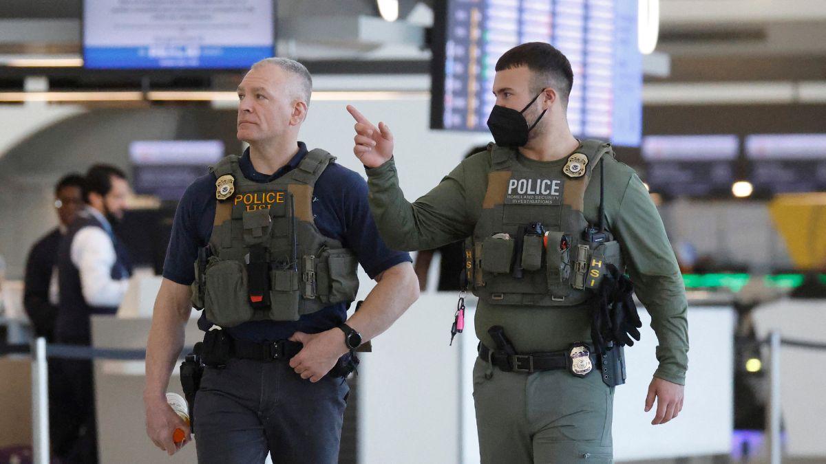 Image of Airport security vulnerabilities remained unresolved.