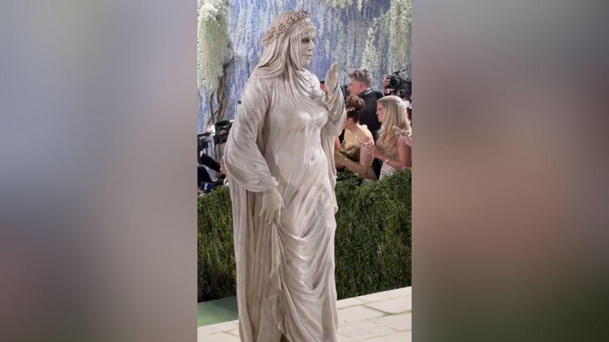 Image of Heidi Klum was inspired by The Veiled Vestal.