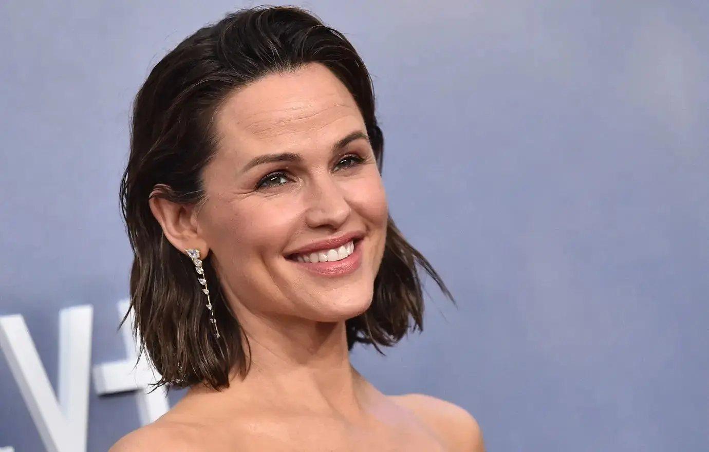 jennifer garner positive despite public image cloud head