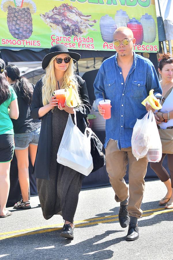 Pregnant ashlee simpson kisses evan ross 05