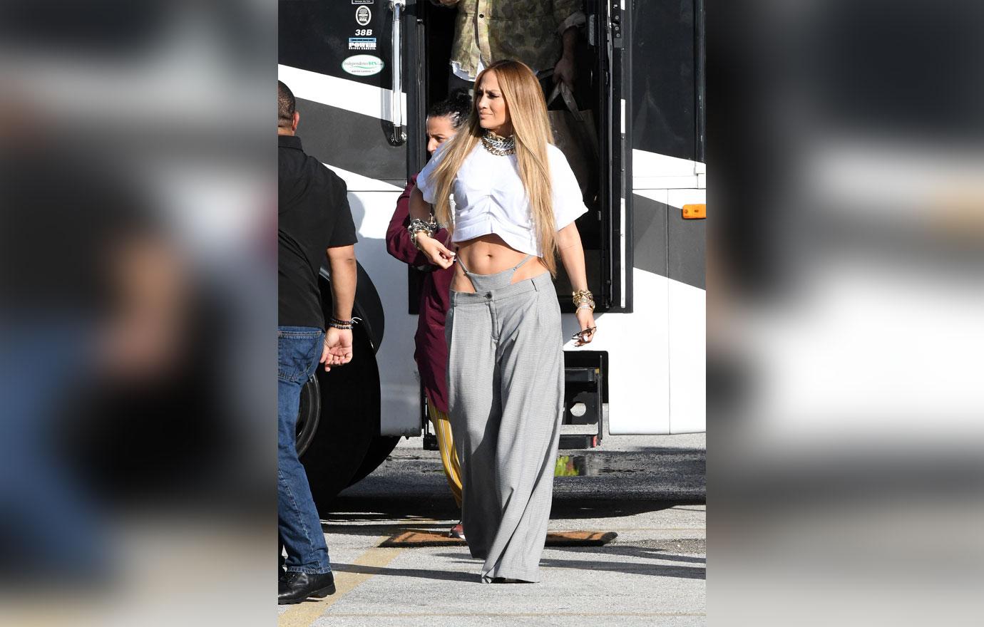 J Lo Drops Her Pants 1