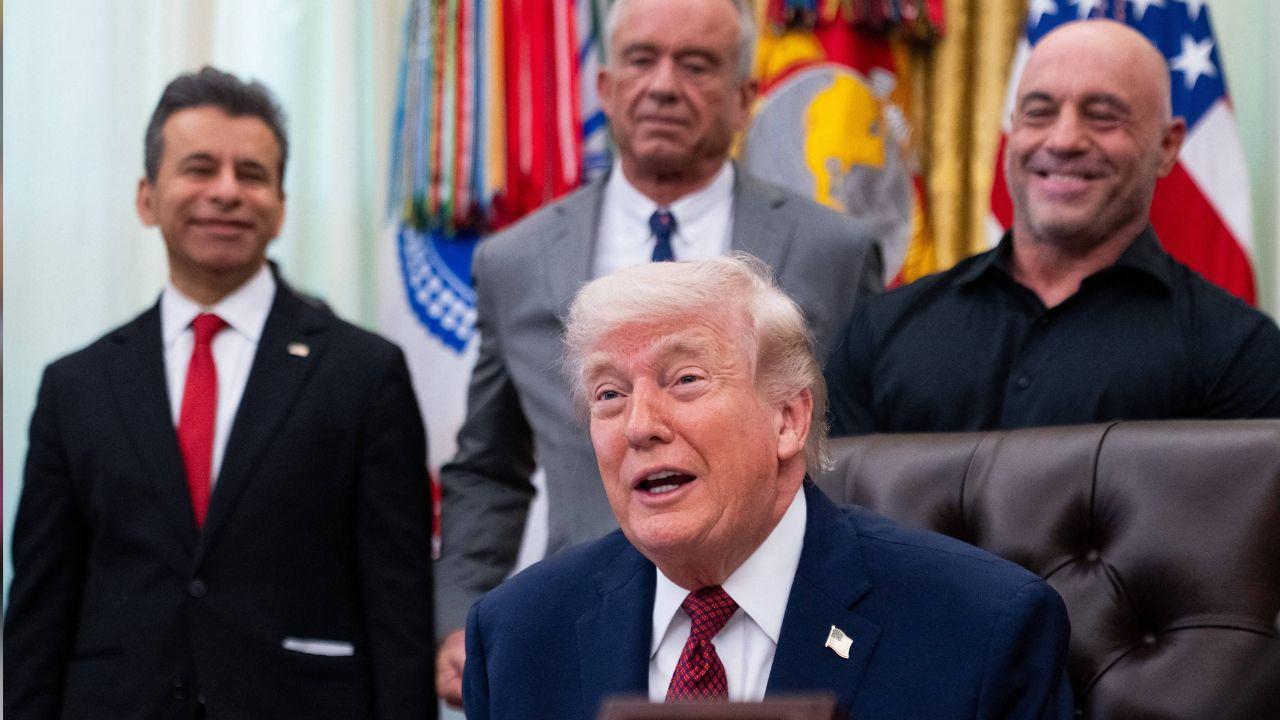 Image of donald trump in oval office