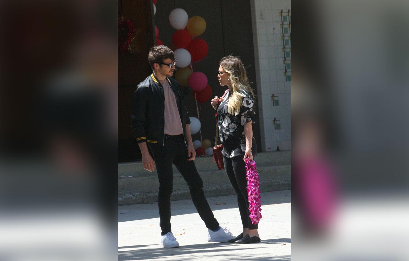 Pregnant Hilary duff matthew koma la stroll 5