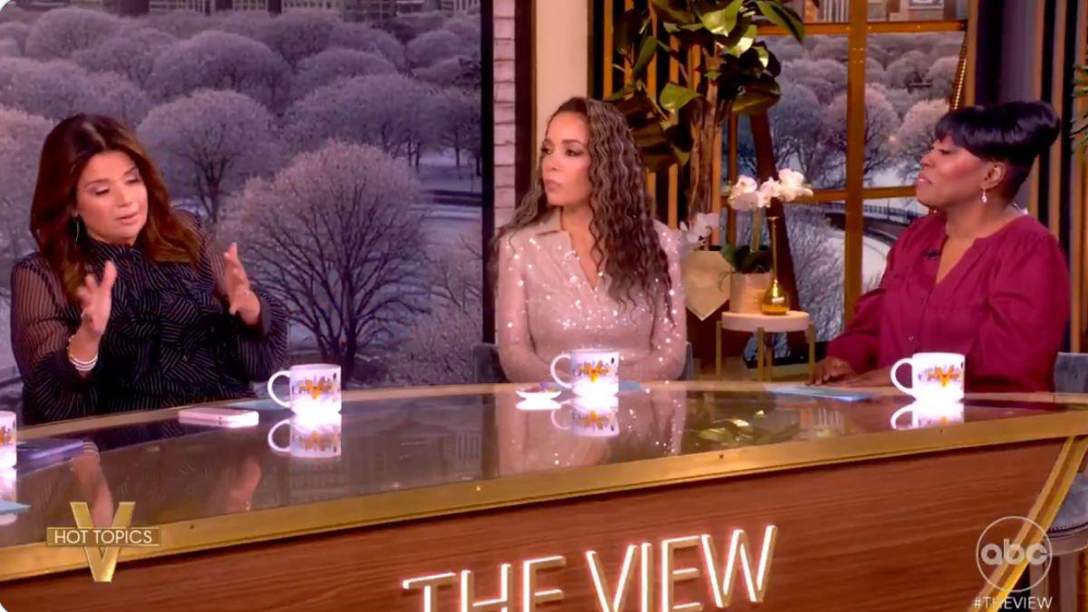 Photo of Ana Navarro had everyone laughing as she pointed out Marco Rubio's oversized shoes in a viral photo.