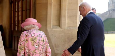 queen elizabeth insistent serving president joe biden