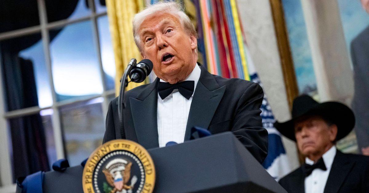 image of The president focused on praising himself.