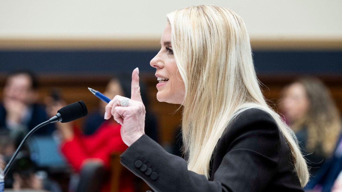 Photo of Pam Bondi and her team failed to cover up the identity of an FBI agent seen in a video included in the Jeffrey Epstein files.