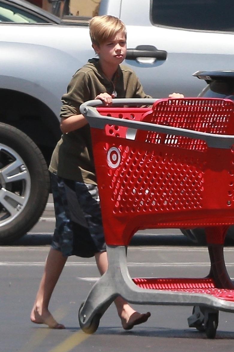 Angelina Jolie&#8217;s security takes Vivienne and Shiloh Jolie Pitt to Target