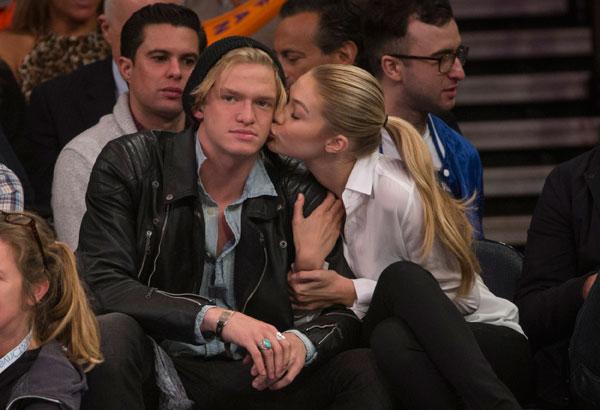 Cody simpson gigi hadid knicks game pda 04