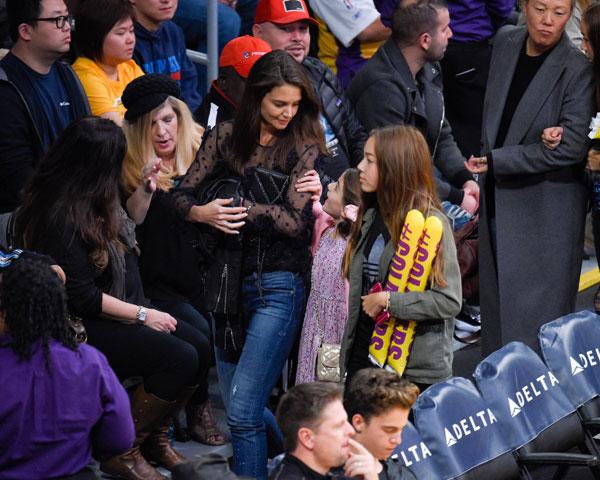 Katie holmes suri cruise lakers game 05