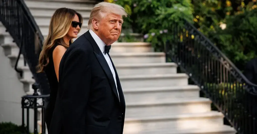donald trump mocked holding wife melania hand just her thumb
