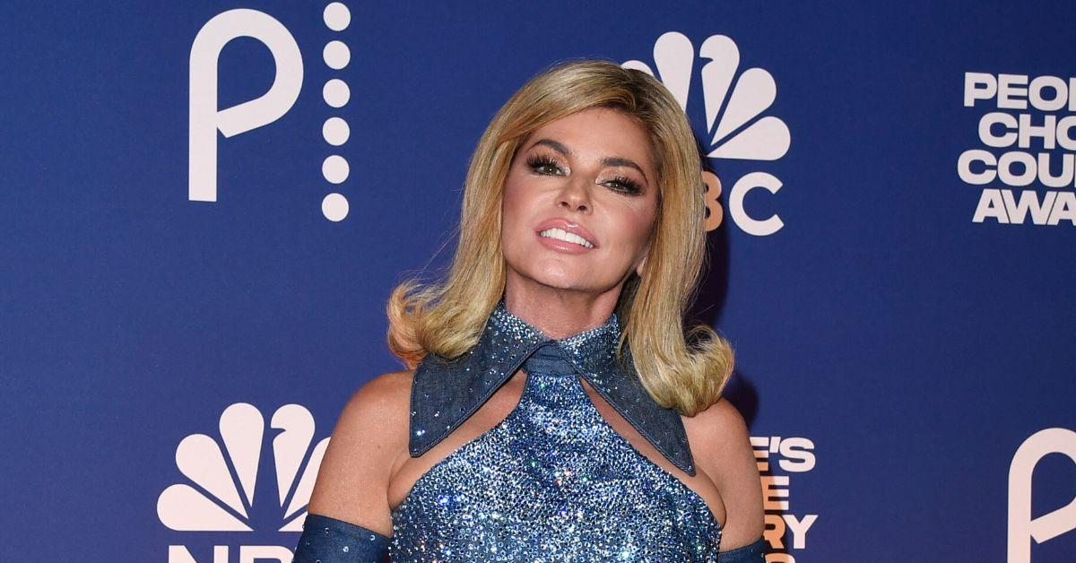 Shania Twain Looks Unrecognizable, Ditches Glam On Christmas Photo