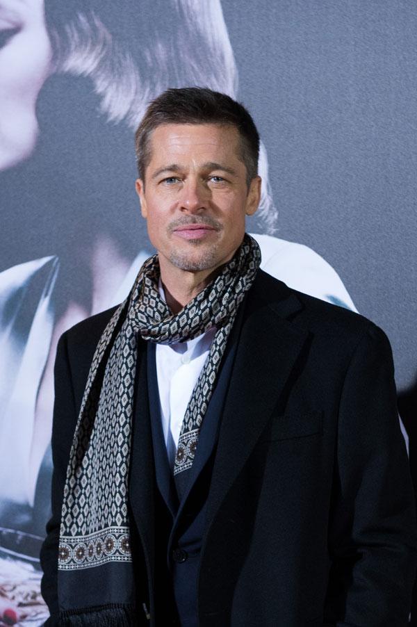 Brad pitt christmas alone angelina jolie divorce 02