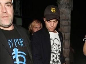 2010__07__Robert_Pattinson_July14_01a 300×226.jpg