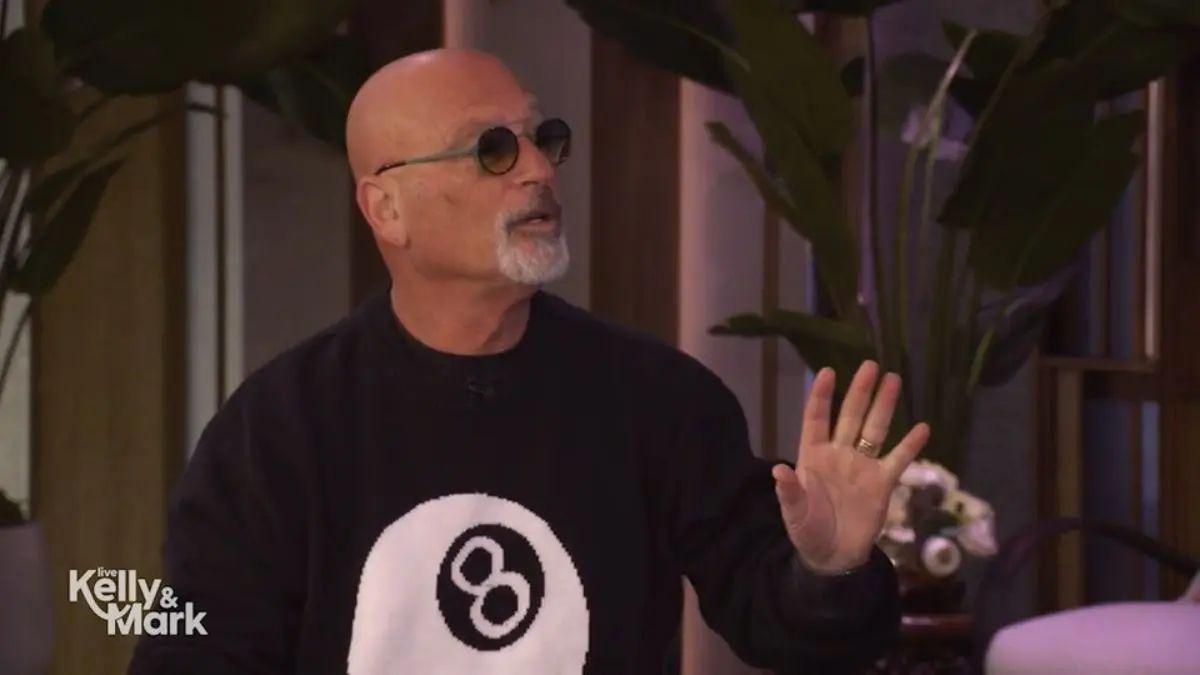 Image of Howie Mandel 'kind of regrets' making a post apologizing to Kelly Ripa.