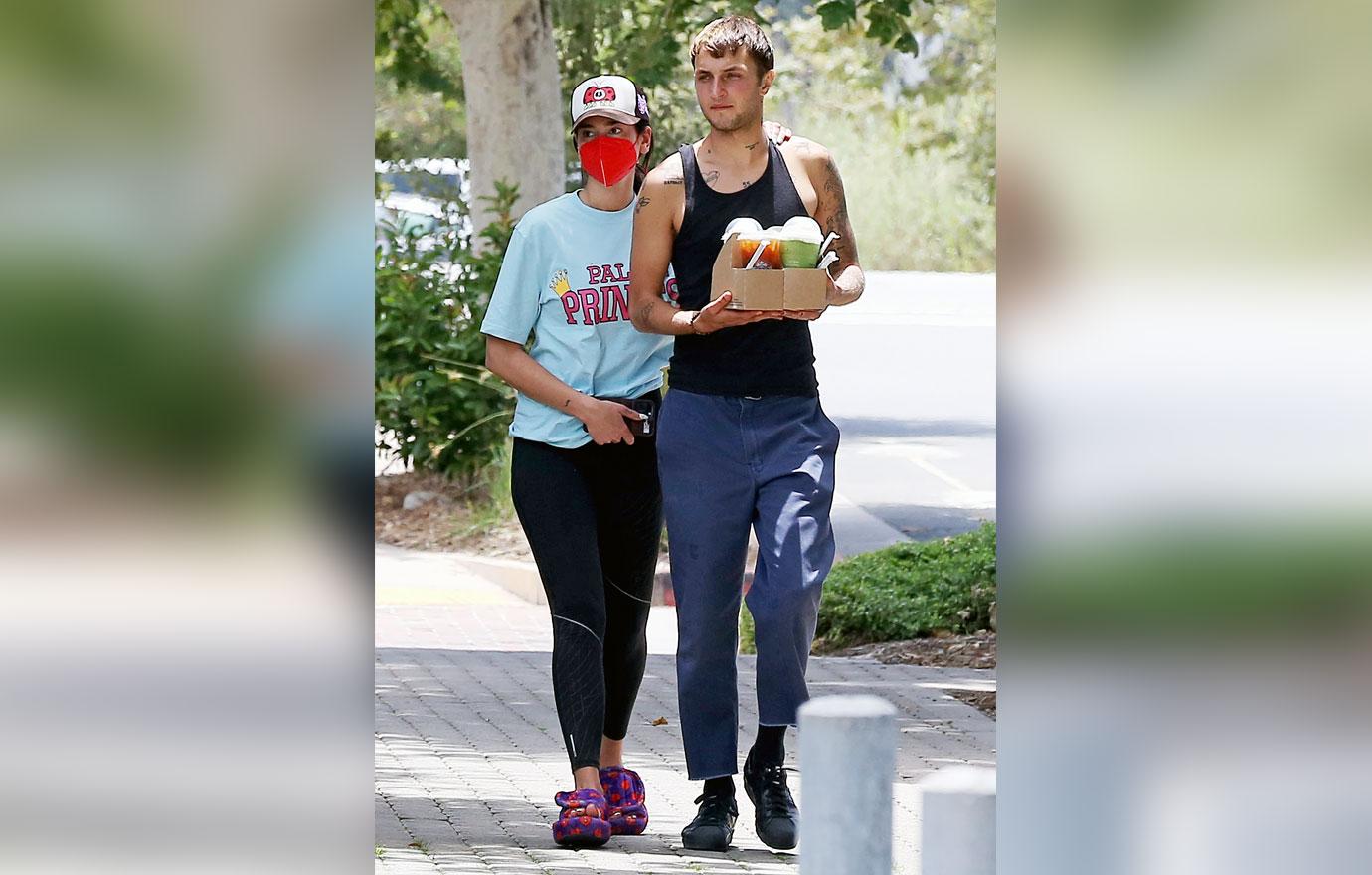 dua lipa and anwar hadid picking up starbucks