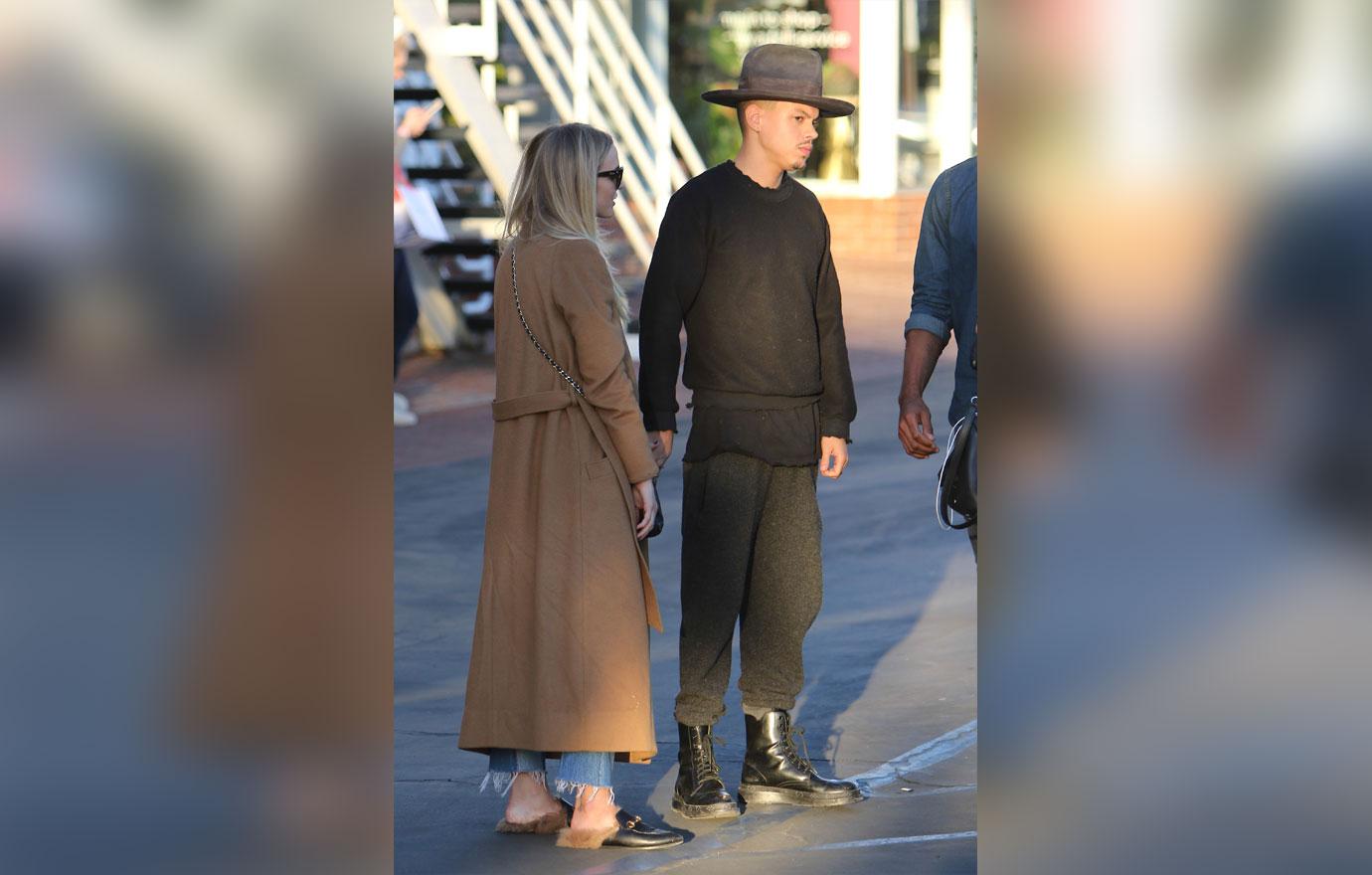 Evan Ross And Ashlee Simpson Share A Romantic Kiss After Dinner Date 8540