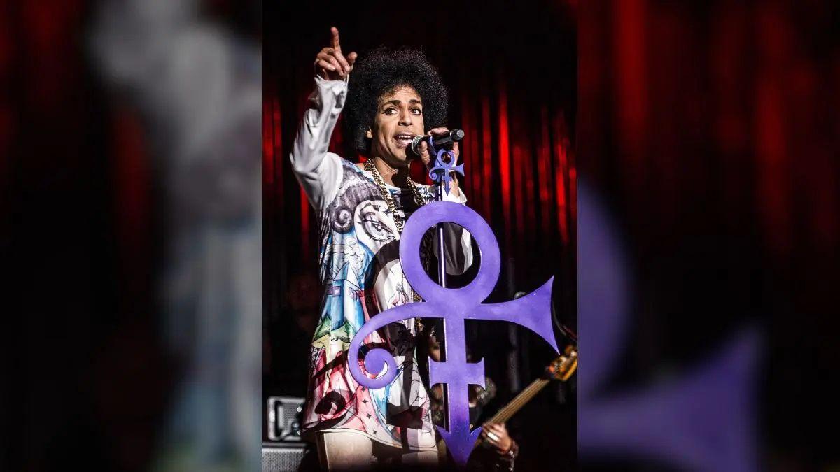 Photo of Prince was reportedly buying Vicodin before his death.