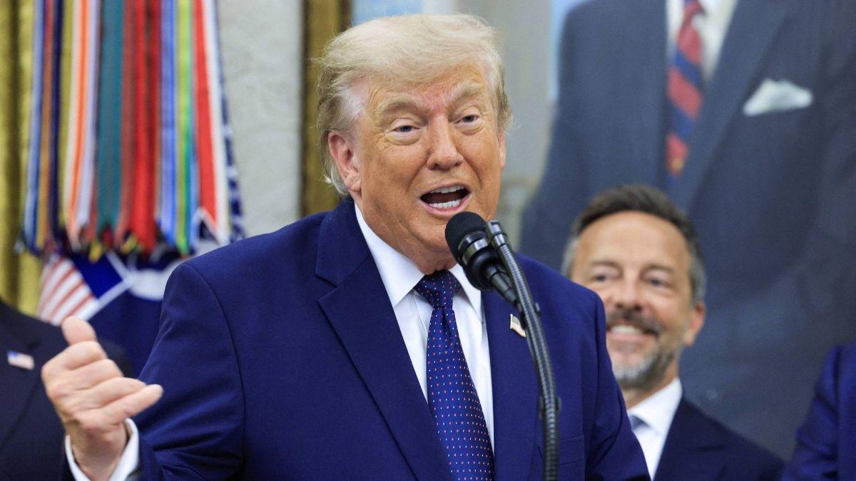 Image of Experts said political feuds often became entertainment themselves.