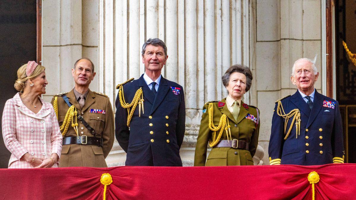 image of royal family