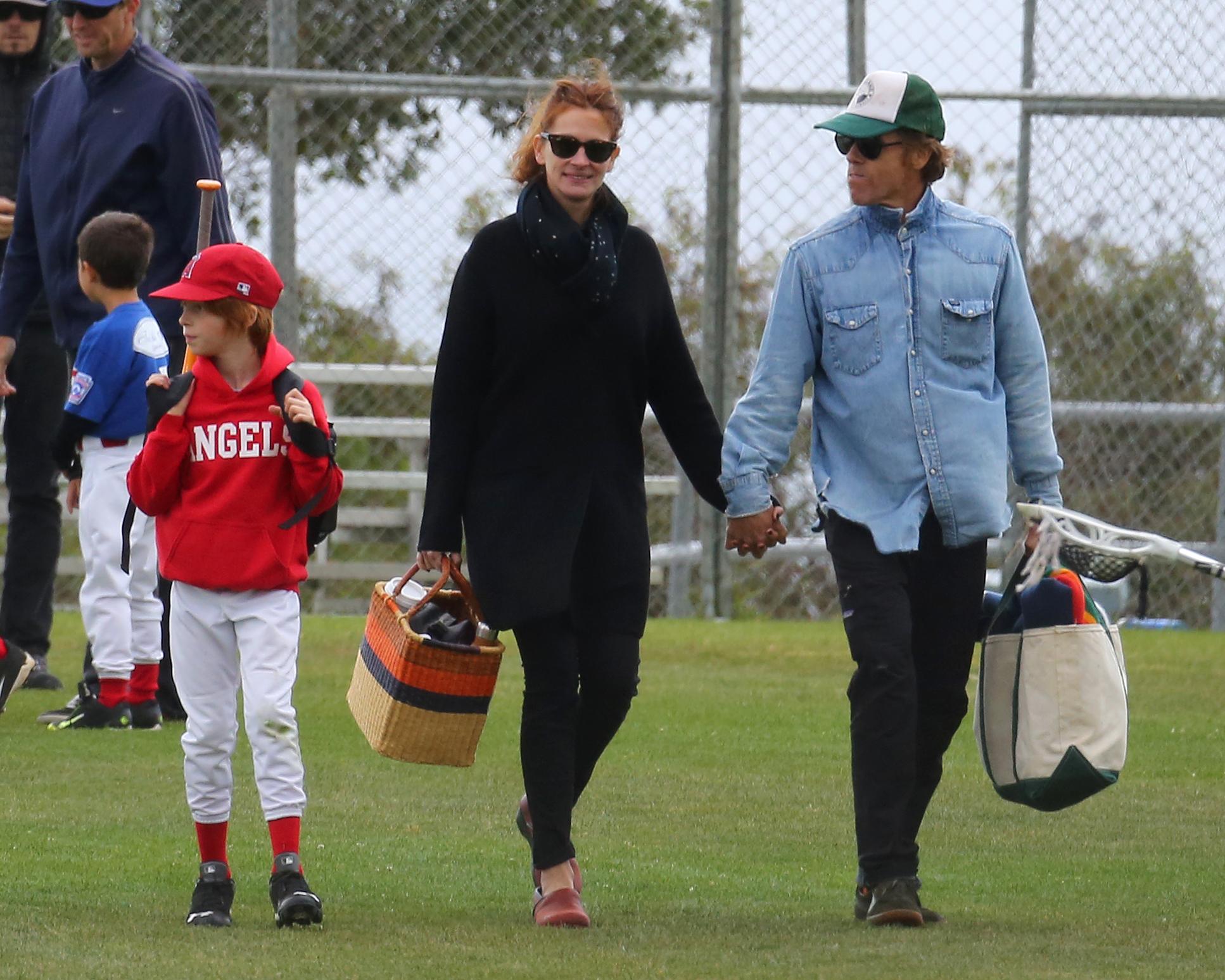 INF &#8211; Julia Roberts at Boy&#8217;s Little League Baseball Game