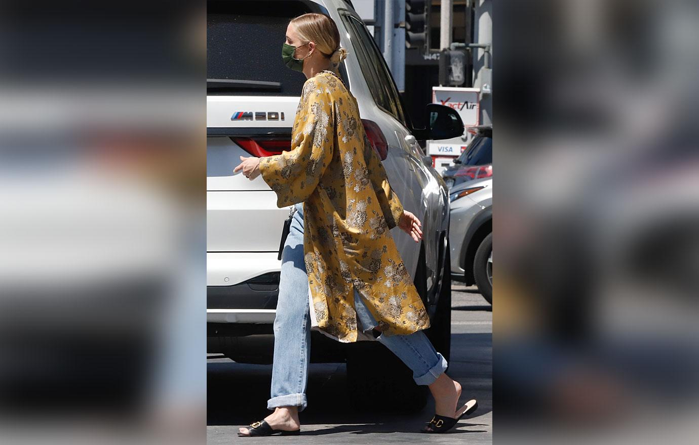 ashlee simpson pumping gas in la