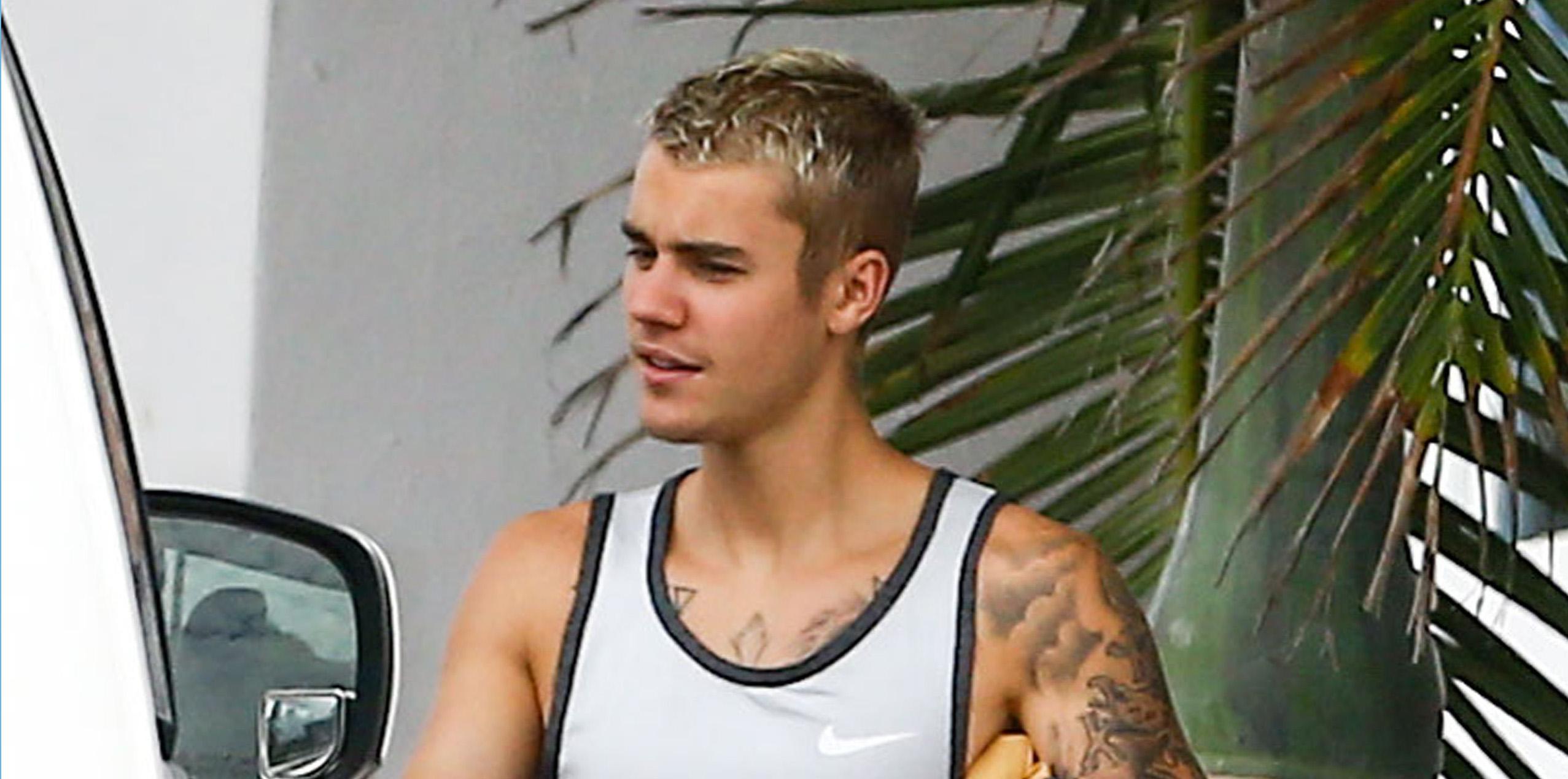 Exclusive… Justin Bieber Relaxing Poolside In Miami