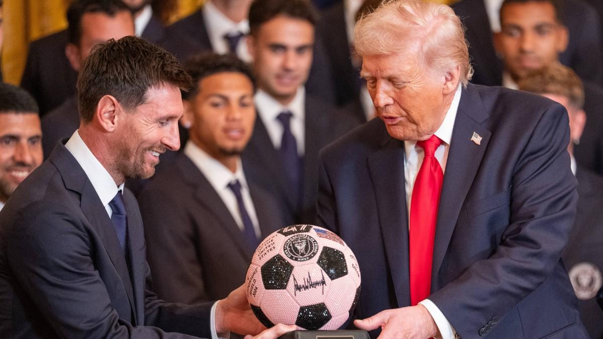 image of Donald Trump slathered his hand in makeup again. 