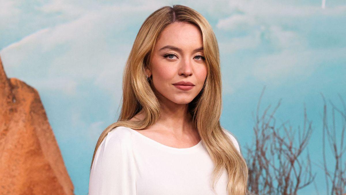 image of Sydney Sweeney frequently exposes her body online.