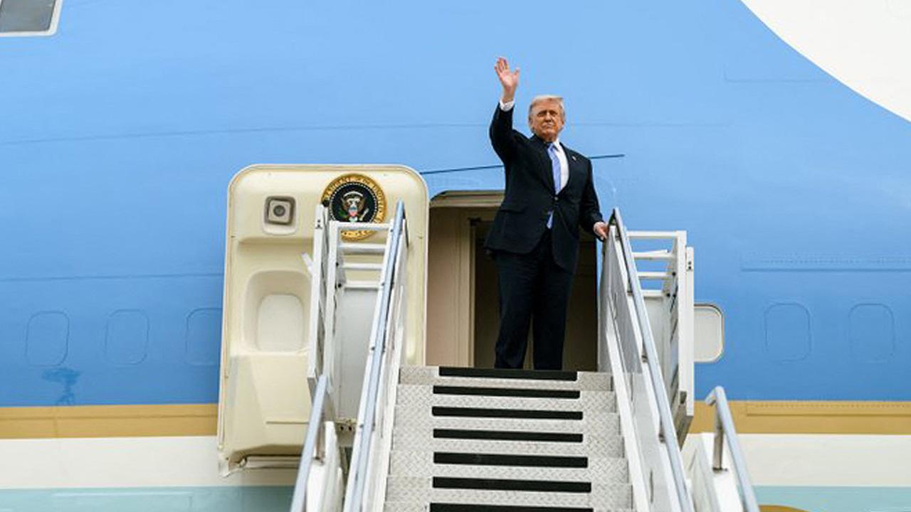 Image of Jimmy Fallon cracked jokes about Donald Trump weighing down Air Force One.